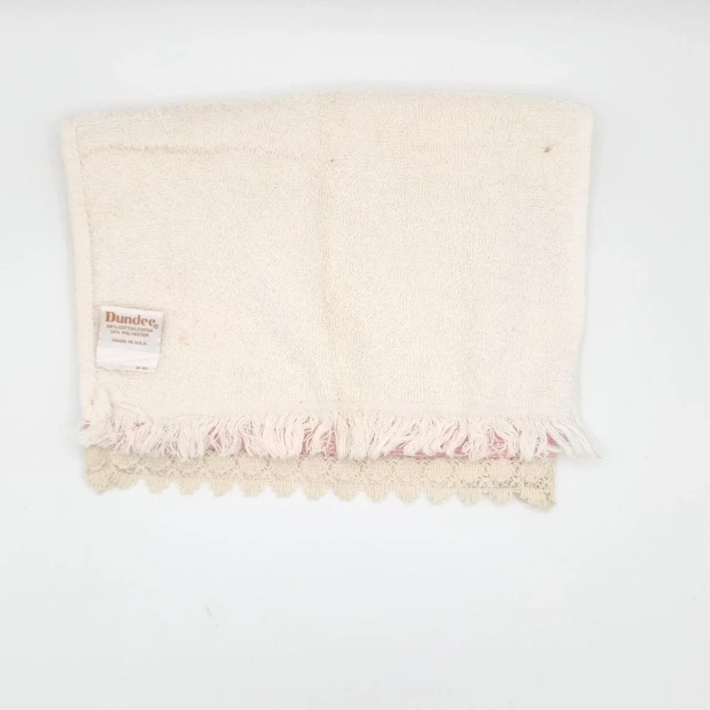 Vintage Dundee Fingertip Towel Off‎ white and pink